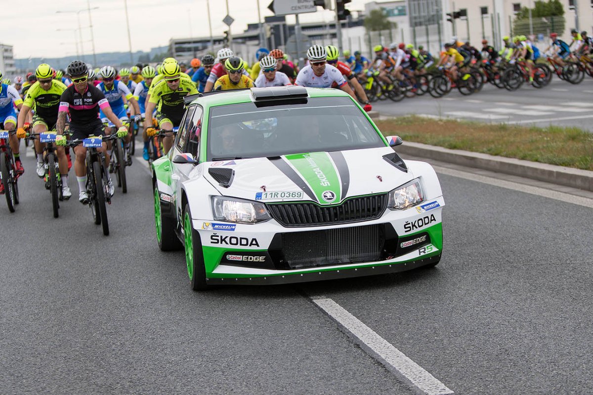 Mladá Boleslav Tour s deštníky a pláštěnkami