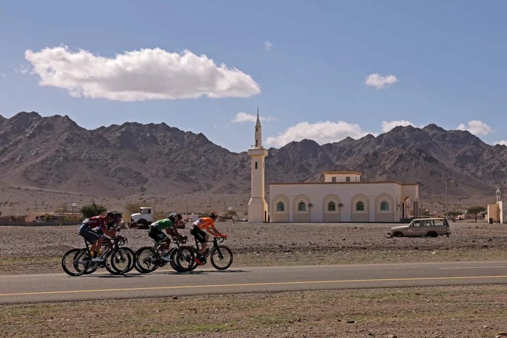 Jízda na hraně i mimo silnici! Jak World Tour řeší cesty do Ománu, Emirátů, Argentiny či Saúdské Arábie