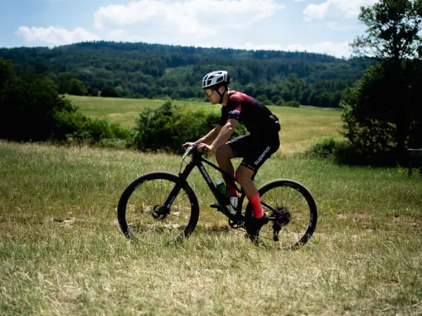 Drásala v pekelné výhni zvládlo přes tisíc bikerů